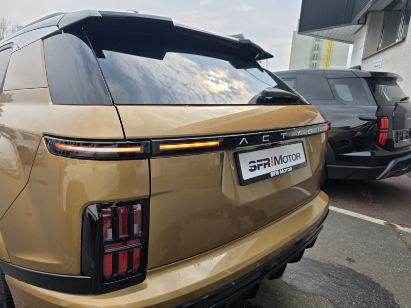 Actyon 1.5 Turbo GDI Premium AT 4x4 Královksá měď/Béžová    375