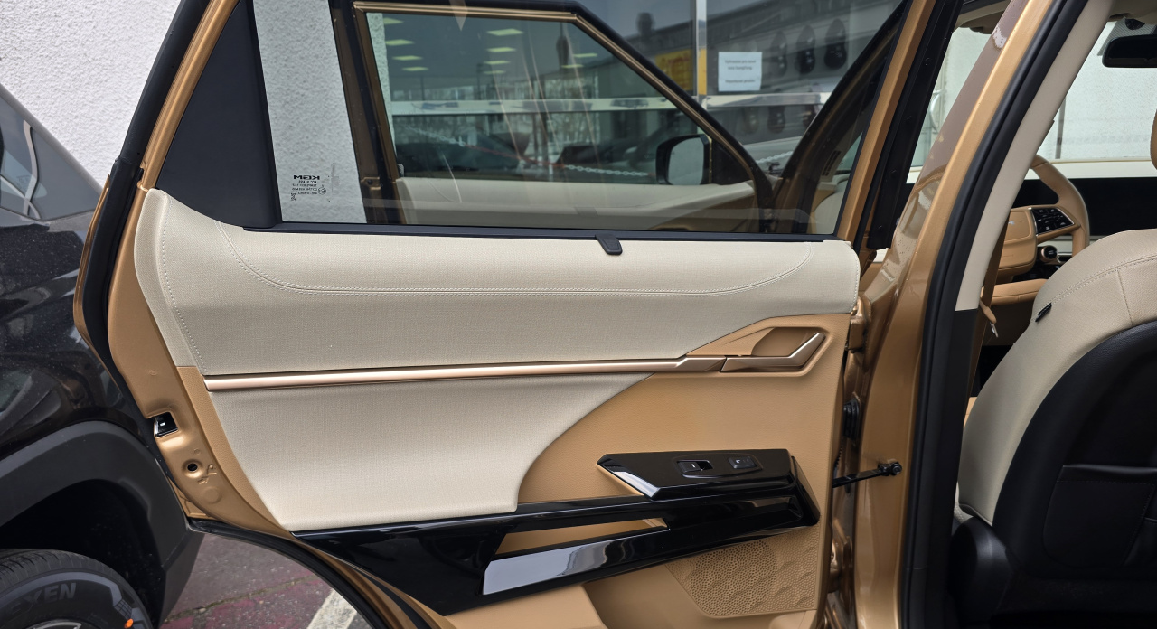 Actyon 1.5 Turbo GDI Premium AT 4x4 Královksá měď/Béžová    375