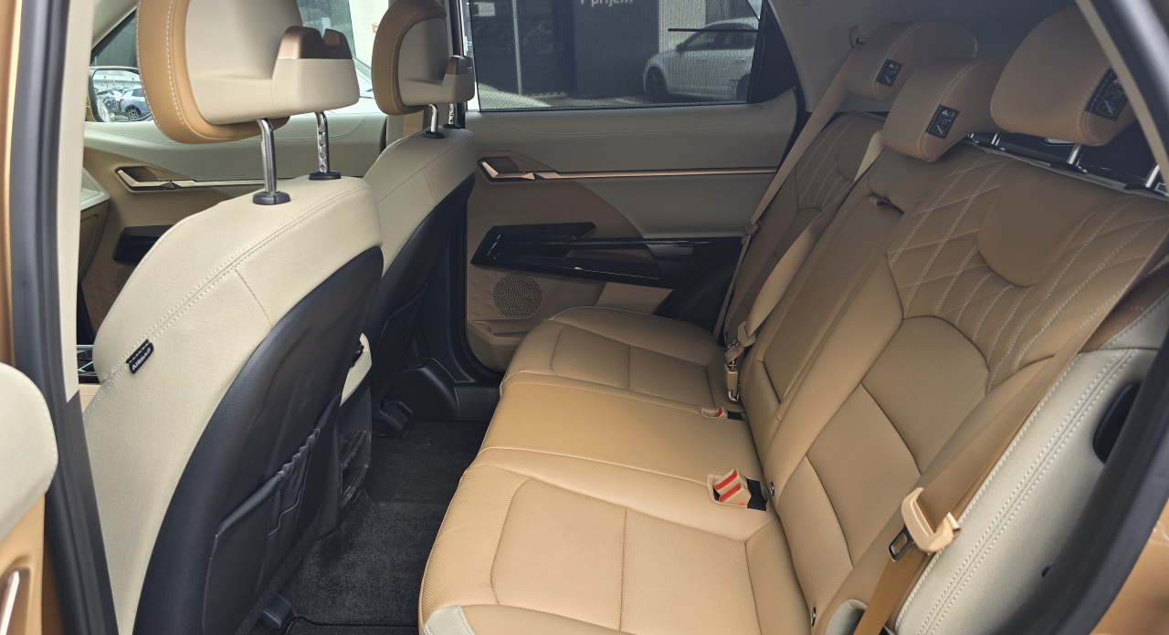 Actyon 1.5 Turbo GDI Premium AT 4x4 Královksá měď/Béžová    375