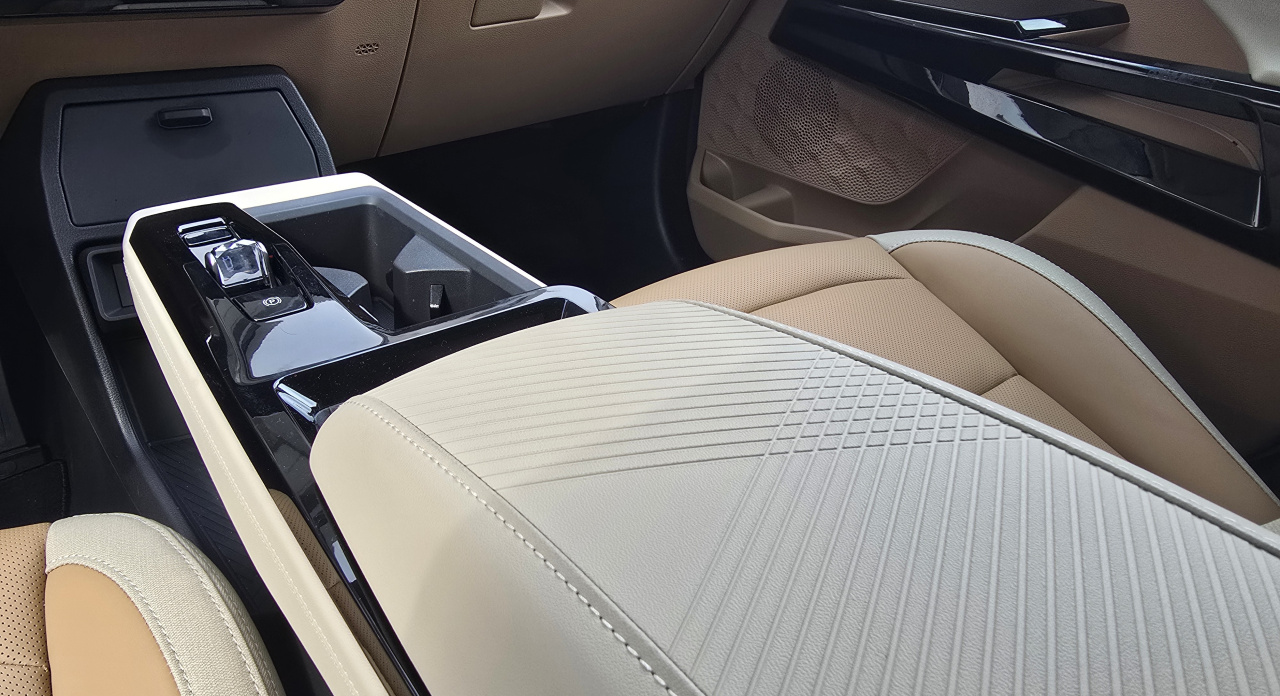 Actyon 1.5 Turbo GDI Premium AT 4x4 Královksá měď/Béžová    375