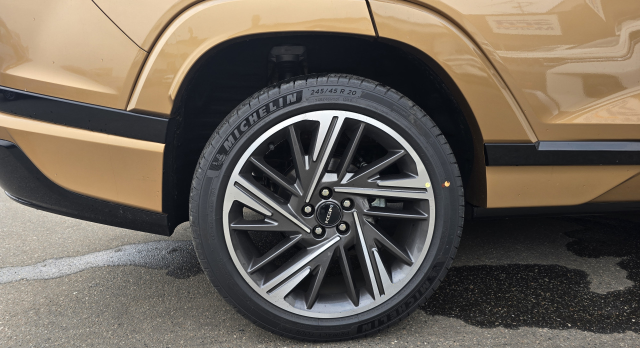 Actyon 1.5 Turbo GDI Premium AT 4x4 Královksá měď/Béžová    375