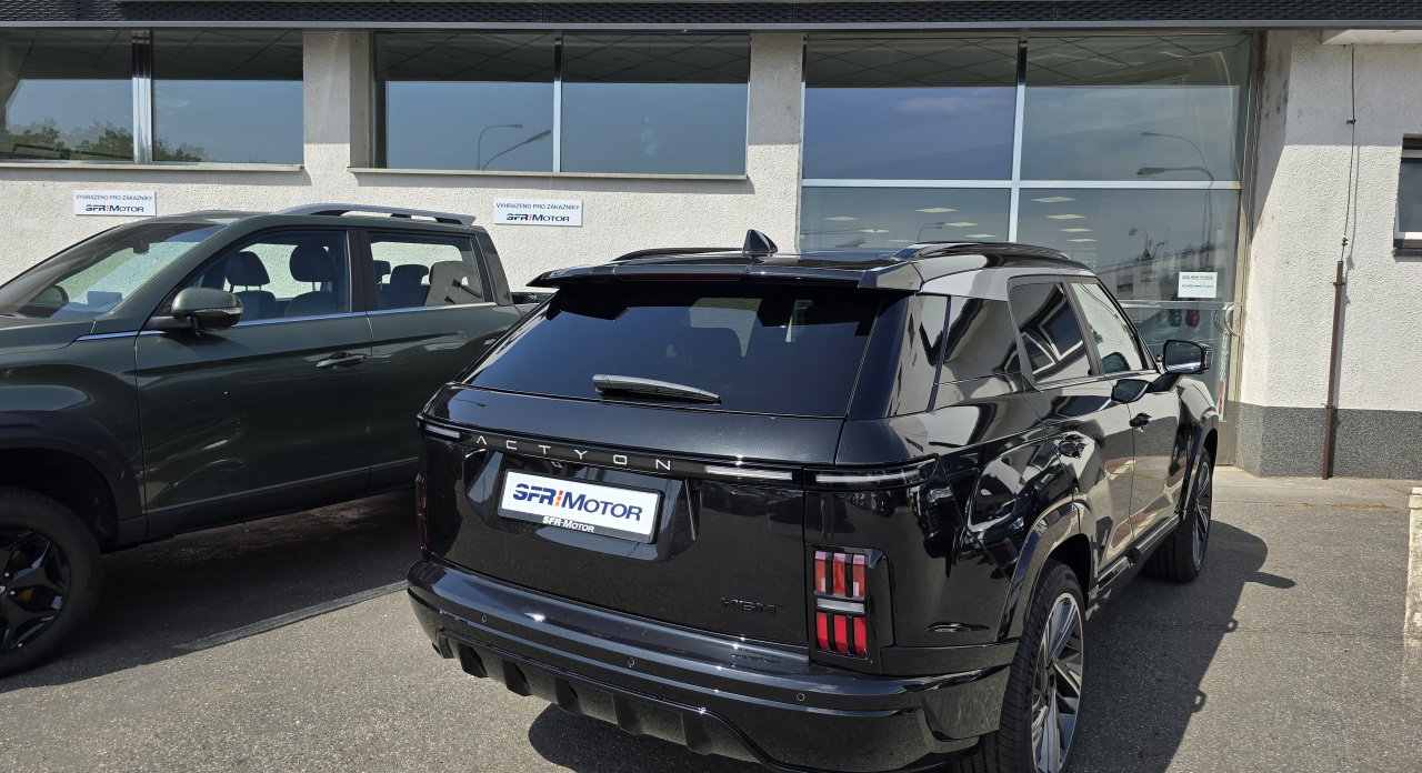 Actyon 1.5 Turbo GDI Premium AT 4x4 Černá barva 387