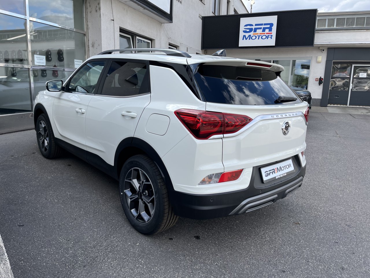 Korando 1.5Turbo Style+ AT  Bílá/černý  412