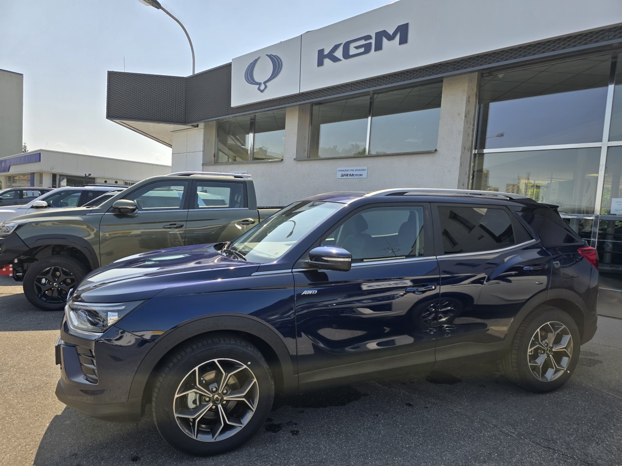 Korando 1.5Turbo Style+ AT 4x4  Modrá/černý   428