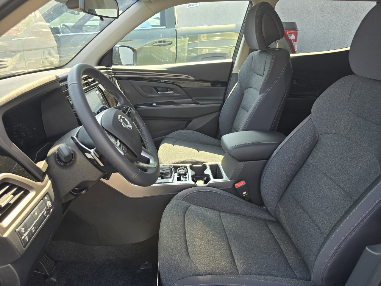 Korando 1.5Turbo Style+ AT 4x4  Modrá/černý   428