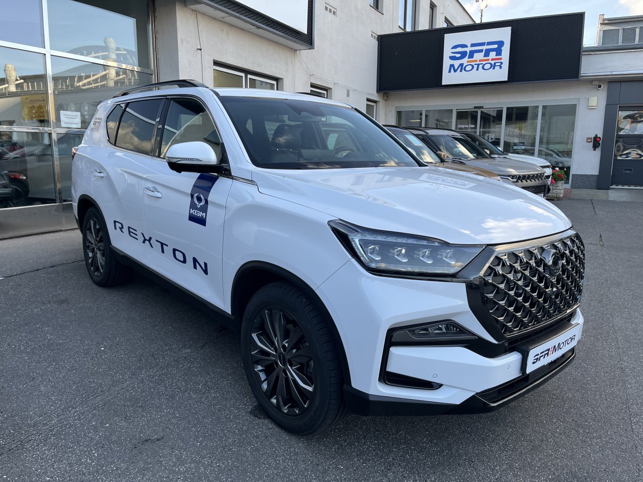 Rexton 2.2e-XDI Premium AT 4x4 Bílá WAK/černá BE skladem - předváděcí s tažným zařízením   452