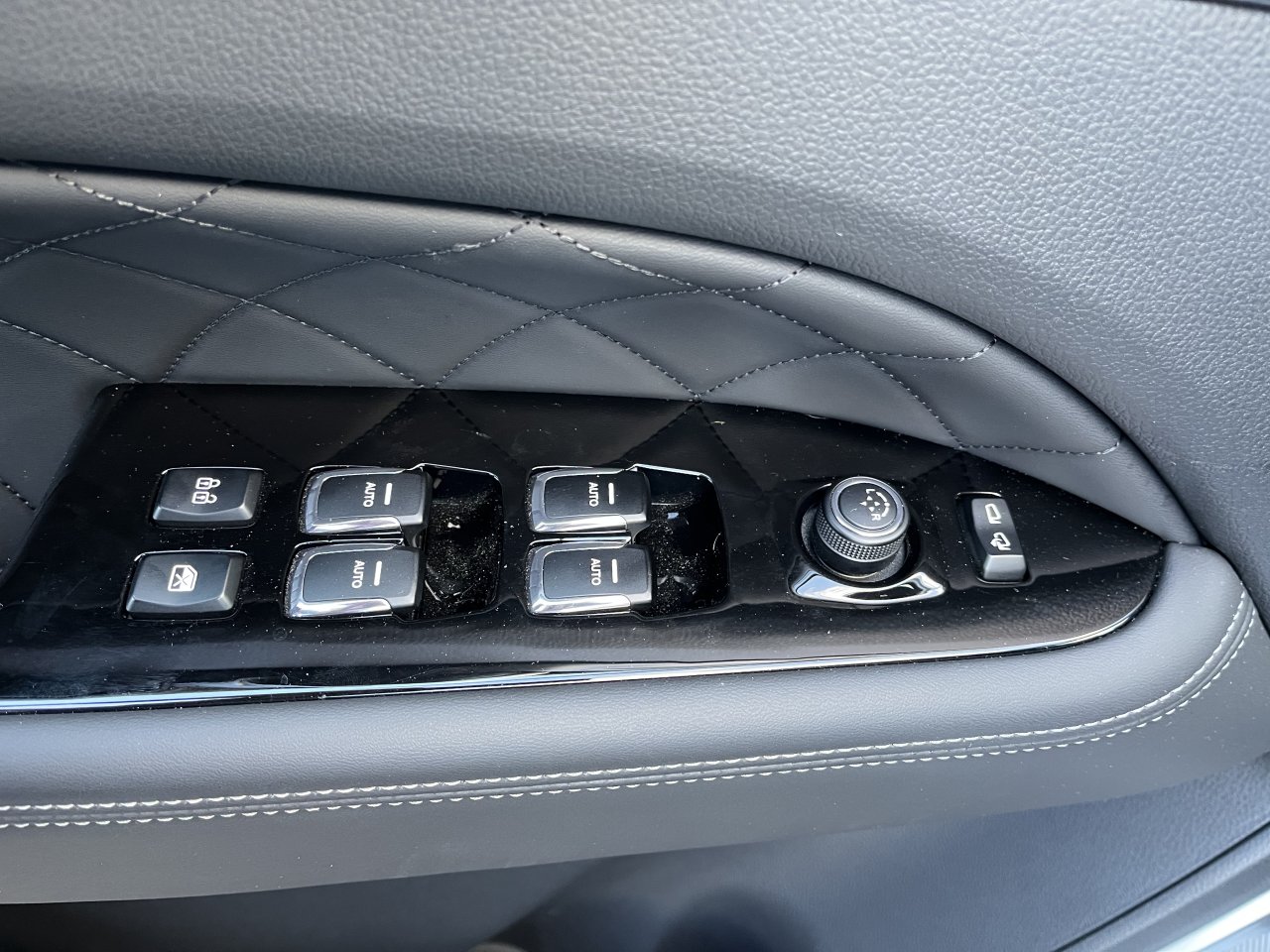 Rexton 2.2e-XDI Premium AT 4x4 Bílá WAK/černá BE skladem - předváděcí s tažným zařízením   452