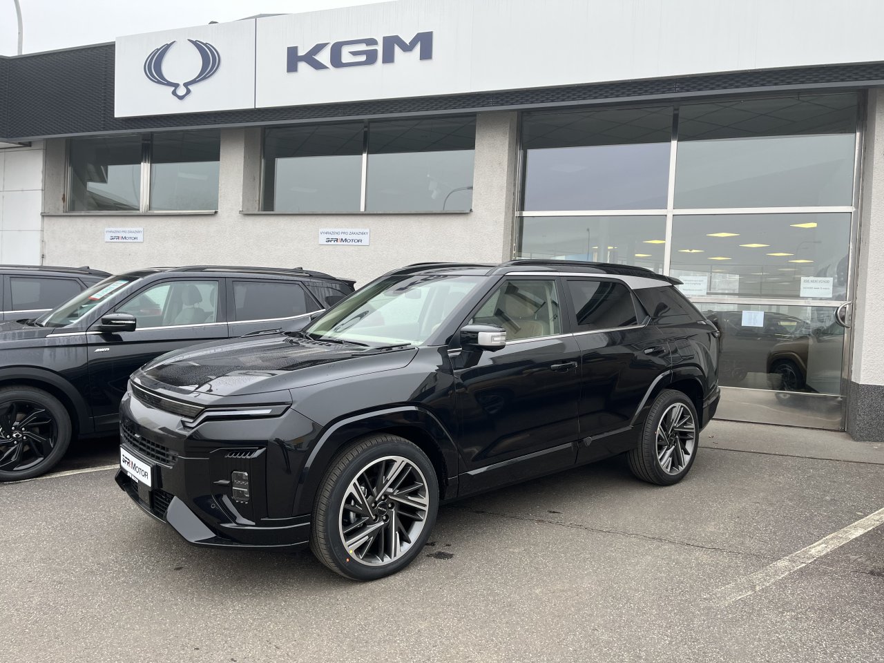 Actyon 1.5 Turbo GDI HEV Premium Černá/béžový           464