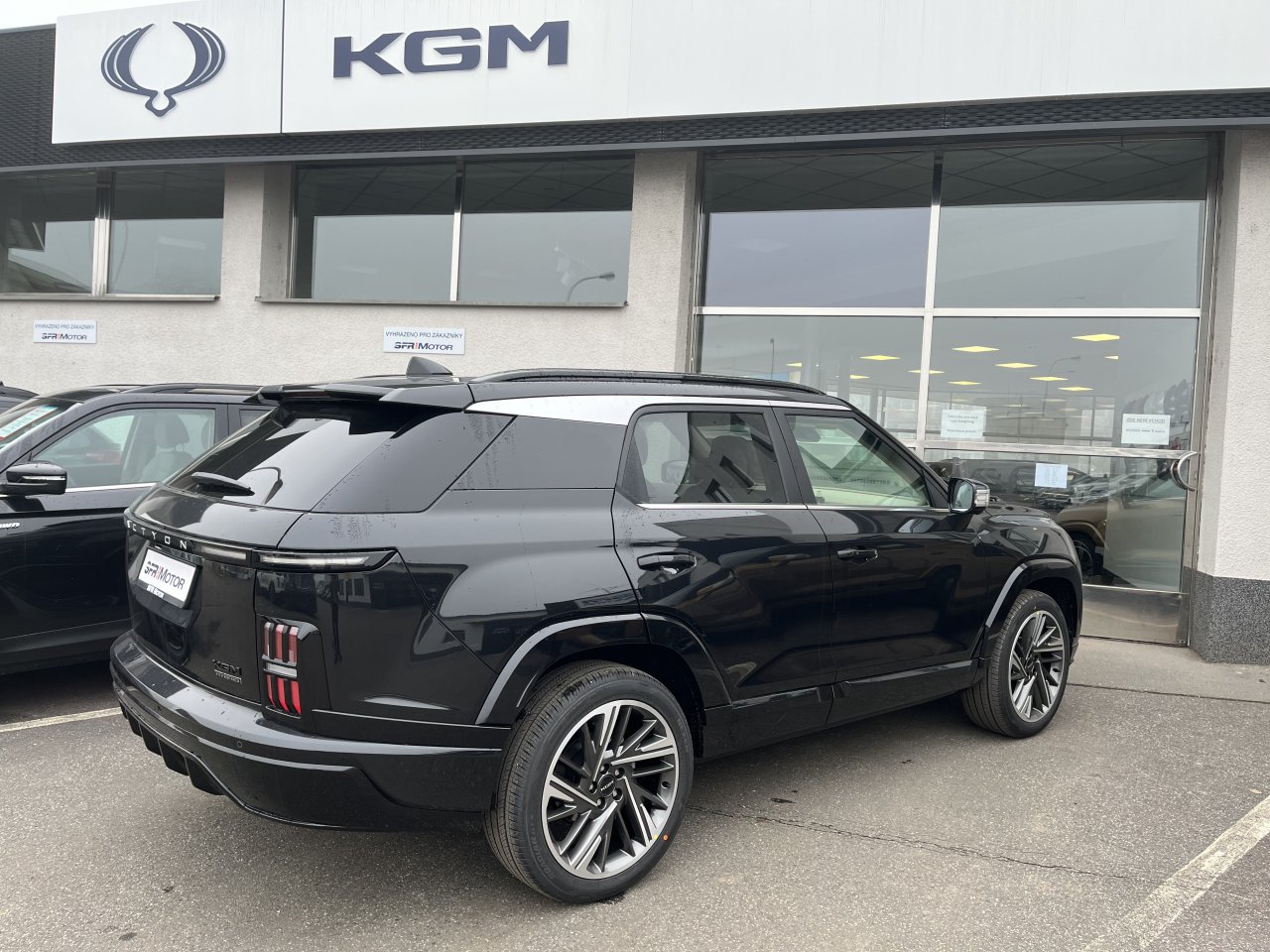 Actyon 1.5 Turbo GDI HEV Premium Černá/béžový           464