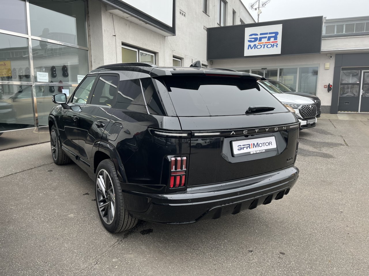 Actyon 1.5 Turbo GDI HEV Premium Černá/béžový           464