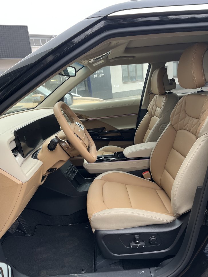 Actyon 1.5 Turbo GDI HEV Premium Černá/béžový           464