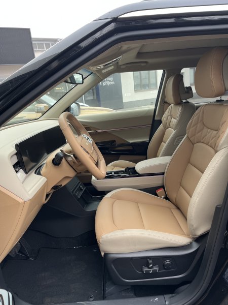 Actyon 1.5 Turbo GDI HEV Premium Černá/béžový           464