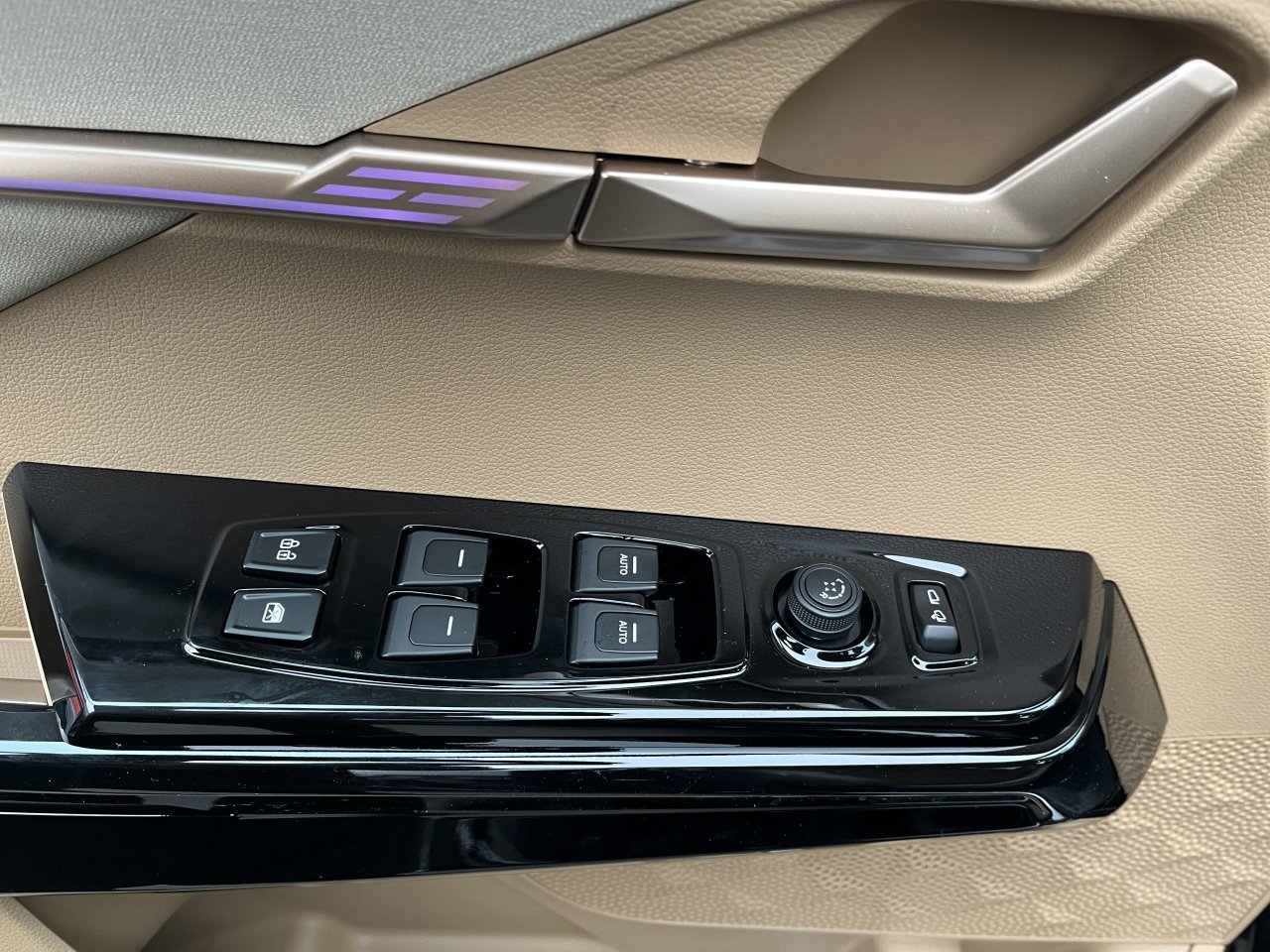 Actyon 1.5 Turbo GDI HEV Premium Černá/béžový           464