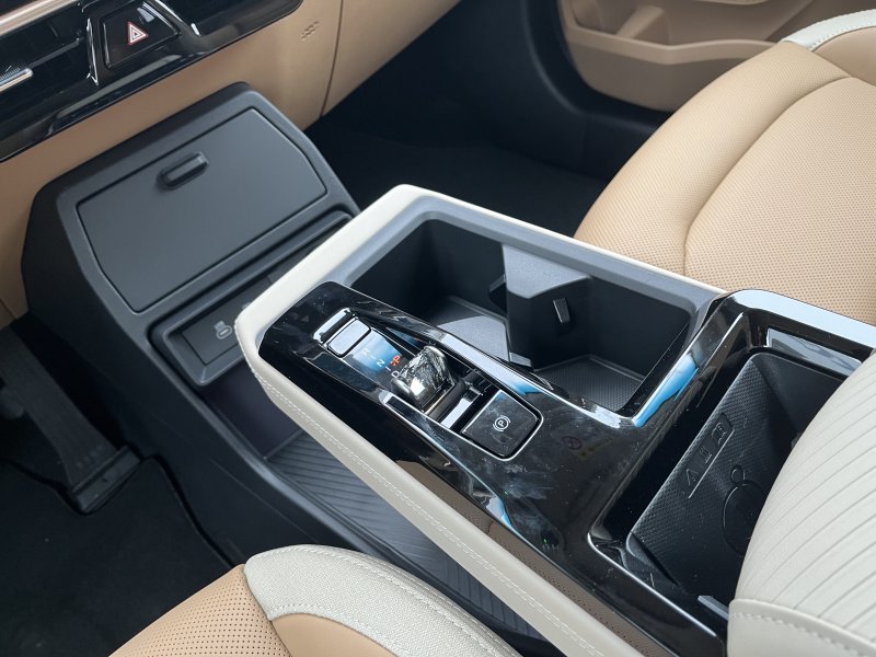 Actyon 1.5 Turbo GDI HEV Premium Černá/béžový           464