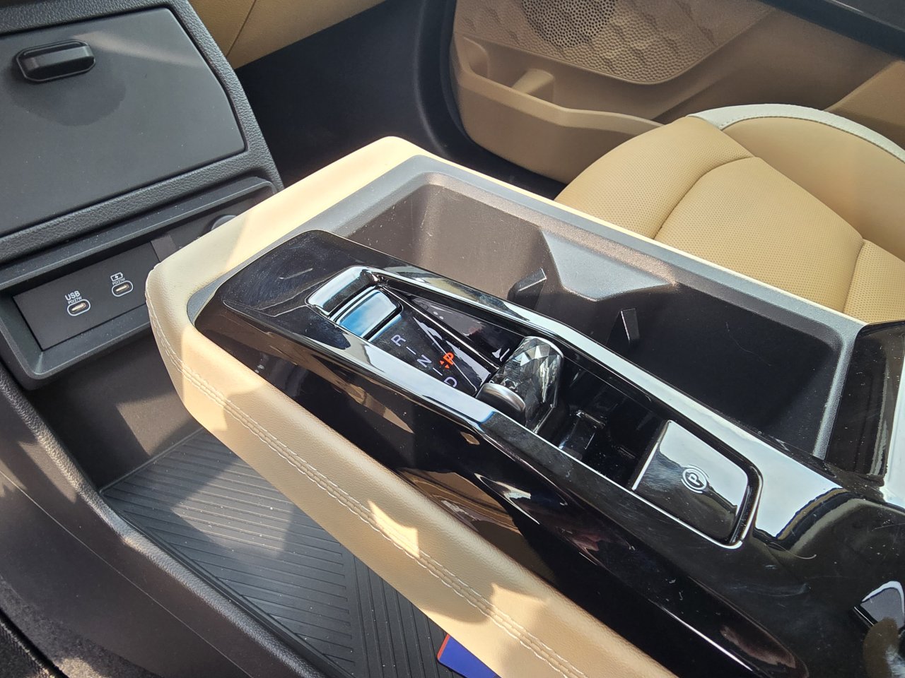 Actyon 1.5 Turbo GDI HEV Premium Měděná/béžový      462