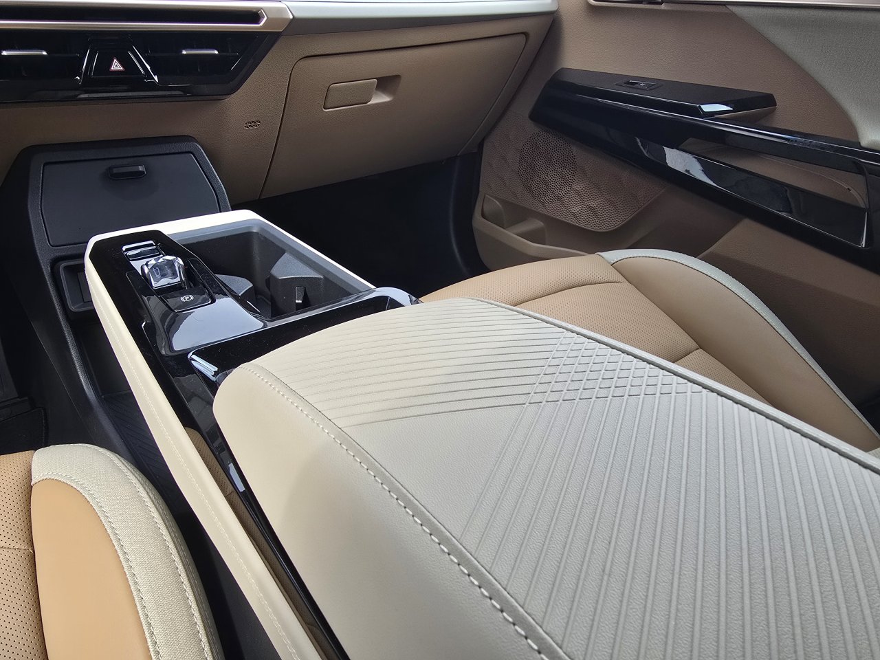 Actyon 1.5 Turbo GDI HEV Premium Měděná/béžový      462