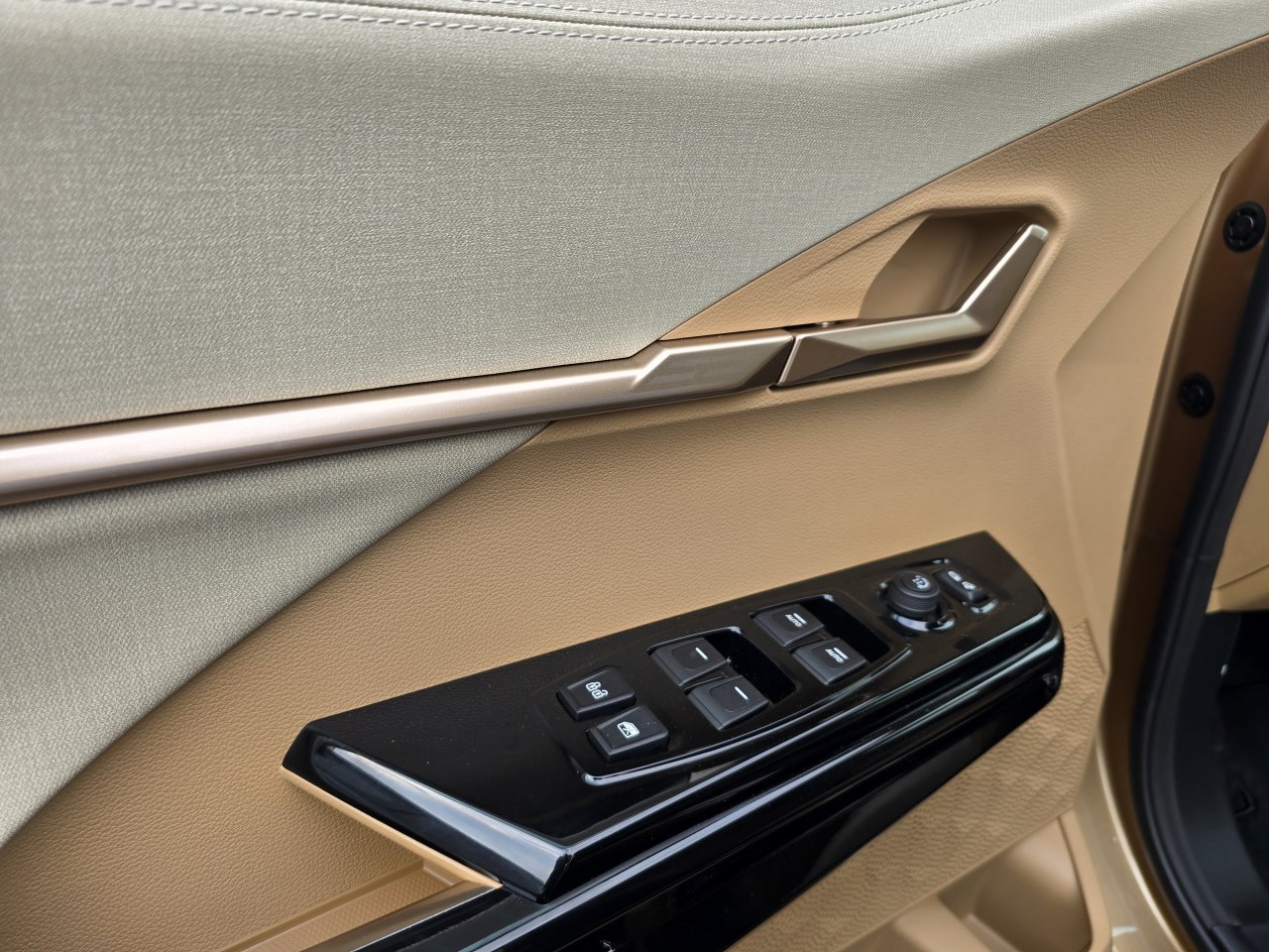 Actyon 1.5 Turbo GDI HEV Premium Měděná/béžový     463