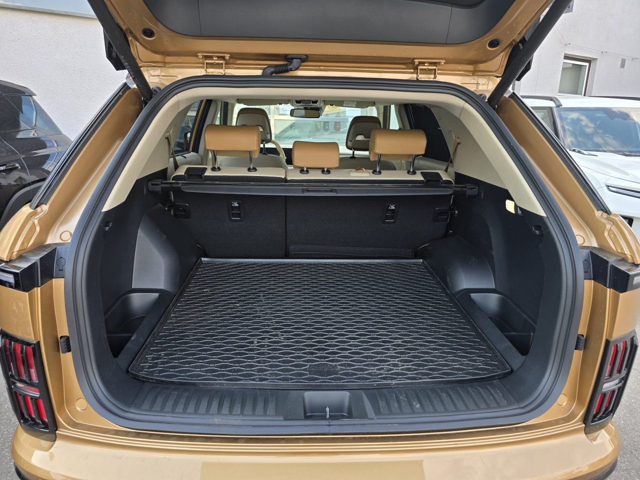 Actyon 1.5 Turbo GDI HEV Premium Měděná/béžový     463