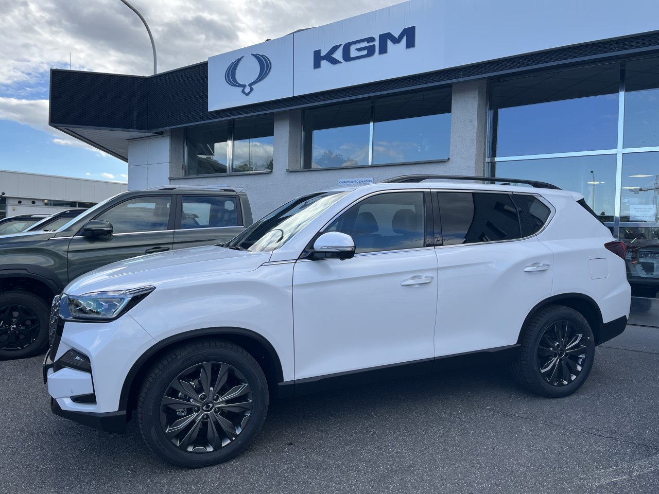 Rexton 2.2e-XDI Premium AT 4x4 Bílá WAK/černá BE skladem - předváděcí