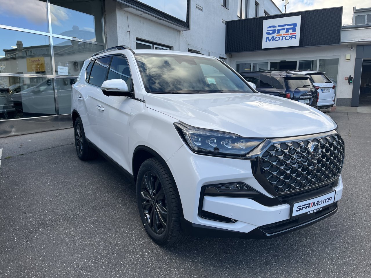 Rexton 2.2e-XDI Premium AT 4x4 Bílá WAK/černá BE skladem - předváděcí