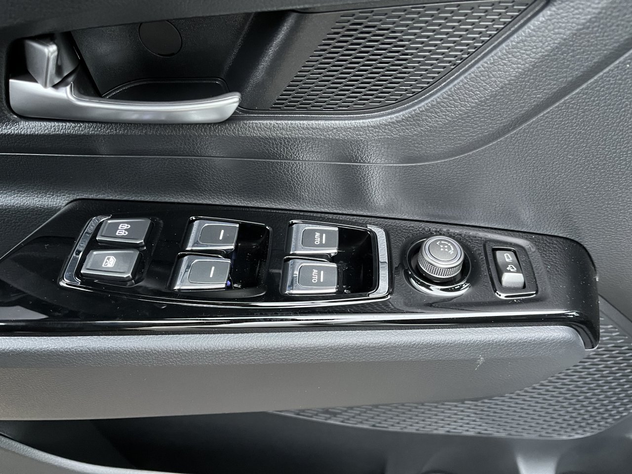 Korando 1.5Turbo Style+ AT BE Bílá/černý      422