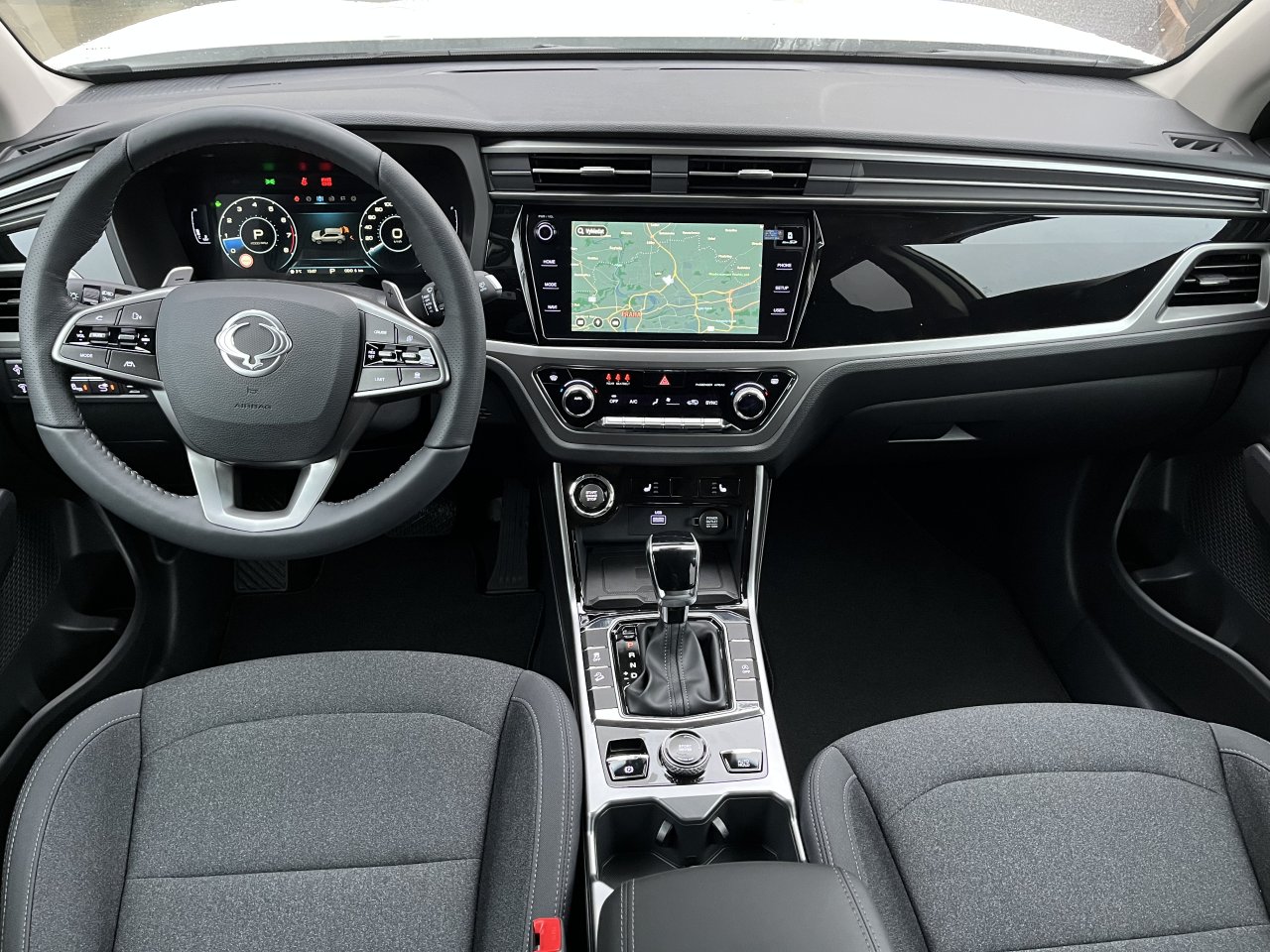 Korando 1.5Turbo Style+ AT BE Bílá/černý      422