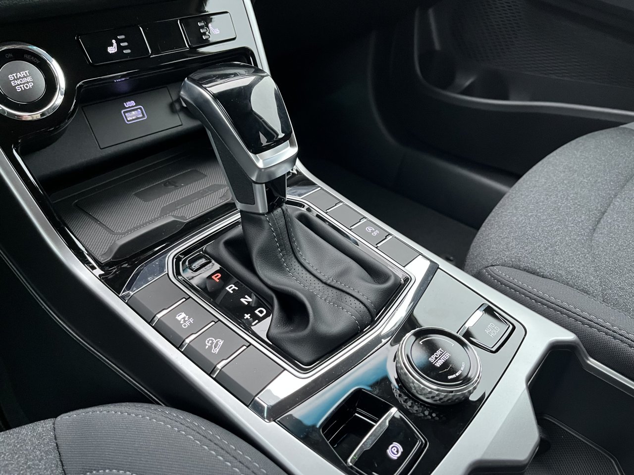 Korando 1.5Turbo Style+ AT BE Bílá/černý      422