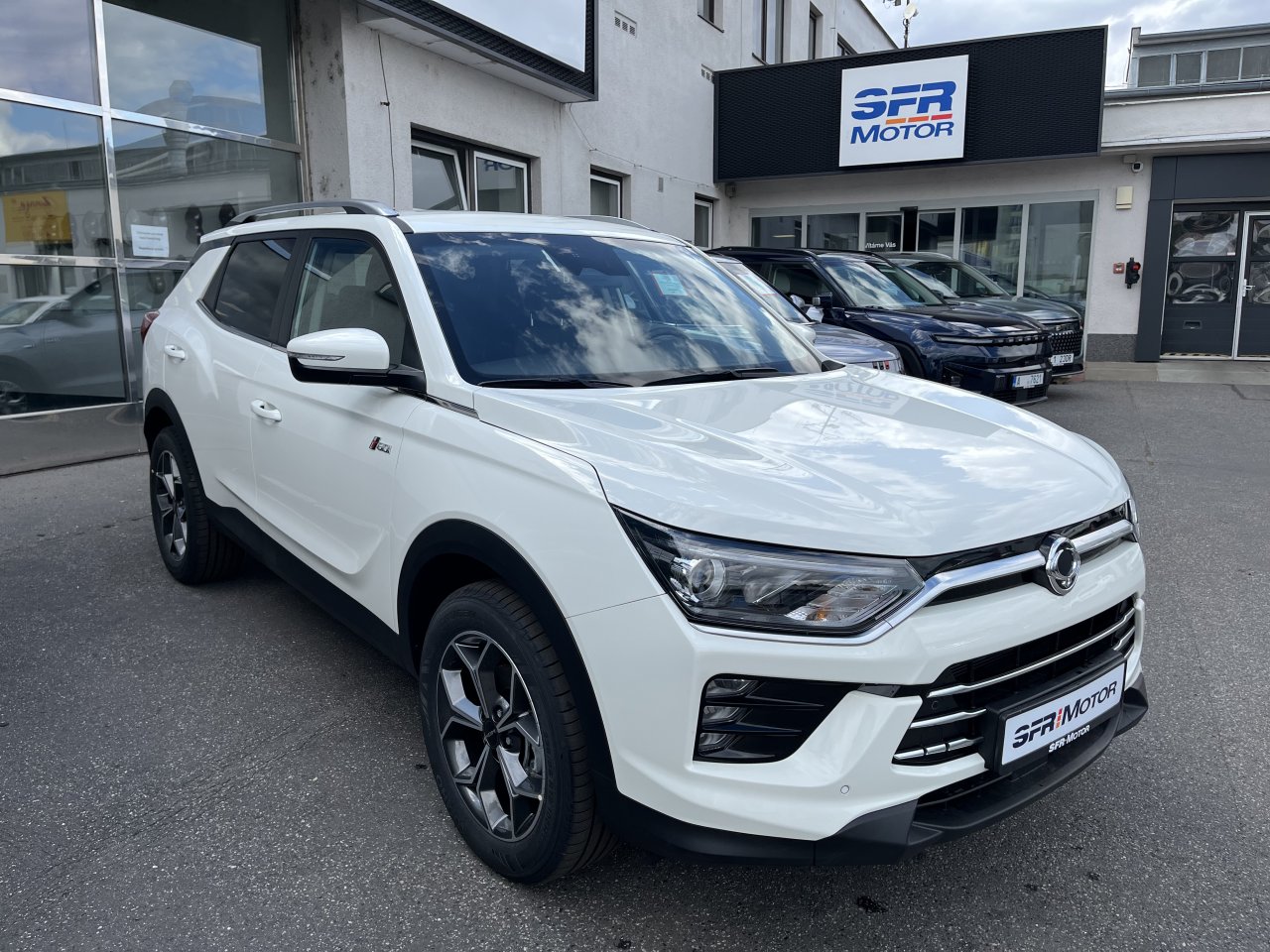 Korando 1.5Turbo Style+ AT Bílá/černá    469