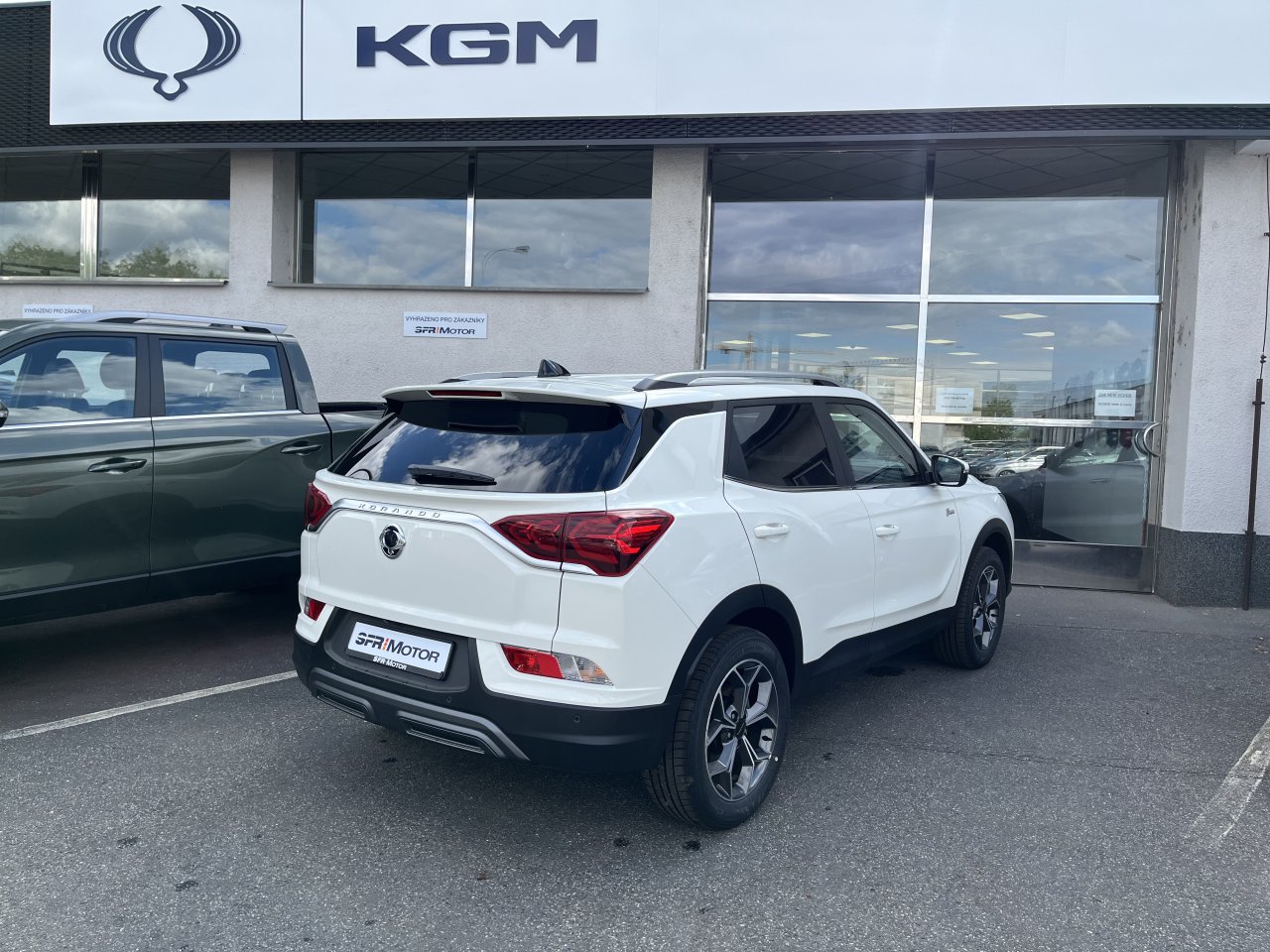 Korando 1.5Turbo Style+ AT Bílá/černá    469