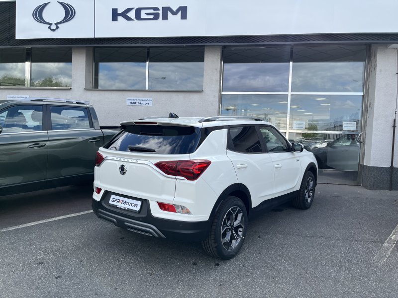 Korando 1.5Turbo Style+ AT Bílá/černá    469