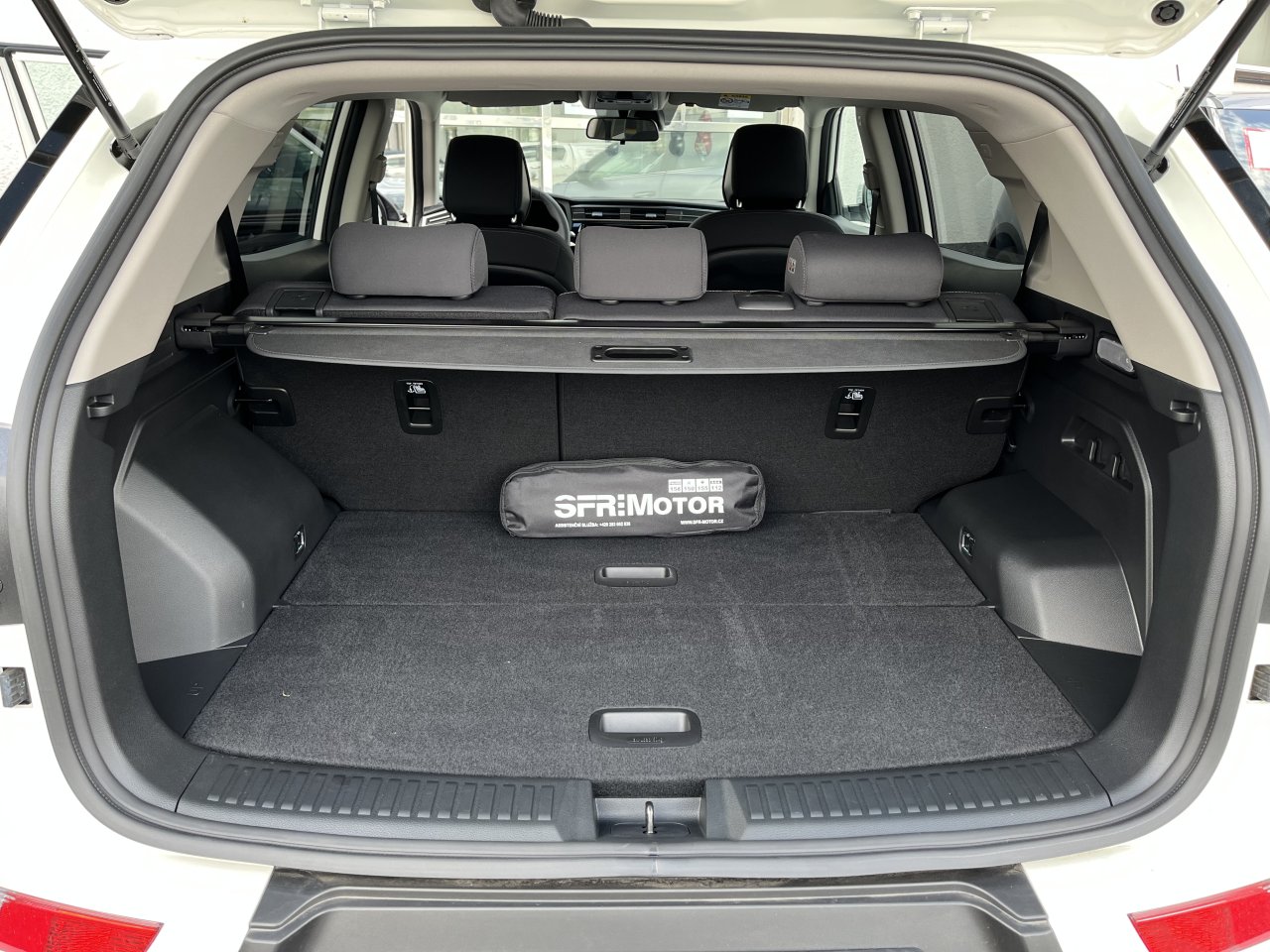 Korando 1.5Turbo Style+ AT Bílá/černá    469