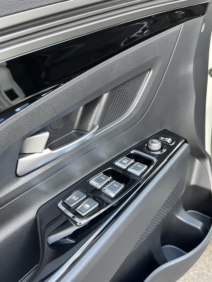 Korando 1.5Turbo Style+ AT Bílá/černá    469