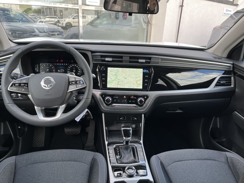 Korando 1.5Turbo Style+ AT Bílá/černá    469