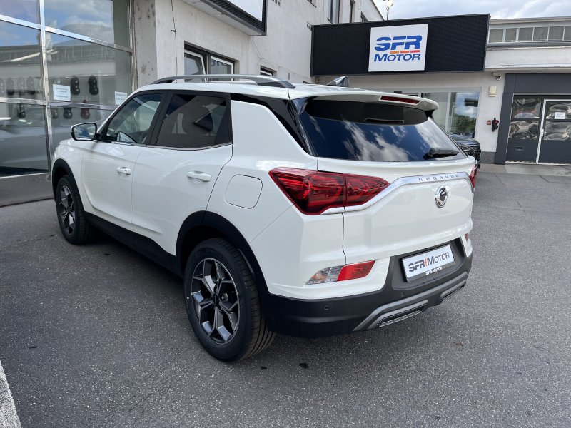 Korando 1.5Turbo Style+ AT Bílá/černá    470