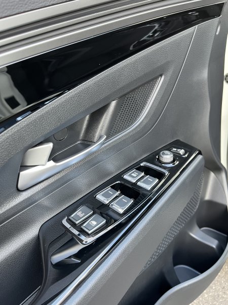 Korando 1.5Turbo Style+ AT Bílá/černá    470