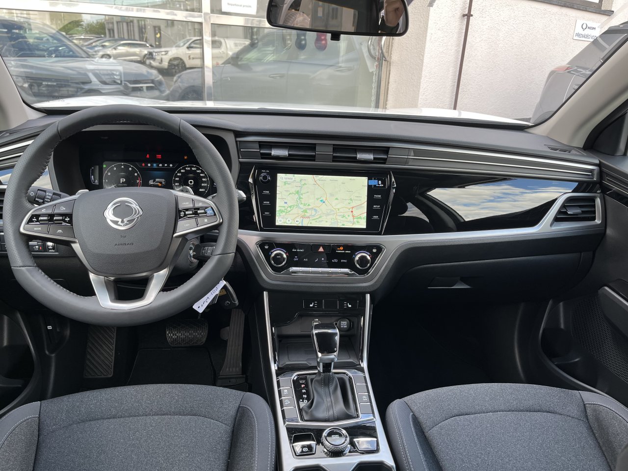 Korando 1.5Turbo Style+ AT Bílá/černá    470