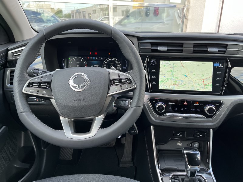 Korando 1.5Turbo Style+ AT Bílá/černá    470