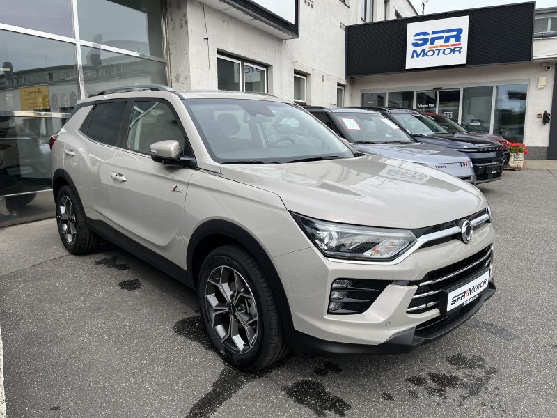 Korando 1.5Turbo Style+ AT Latte/černý 471