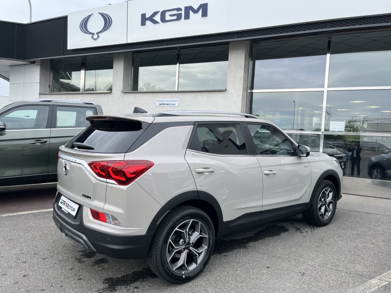 Korando 1.5Turbo Style+ AT Latte/černý 471