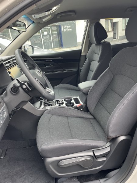 Korando 1.5Turbo Style+ AT Latte/černý 471