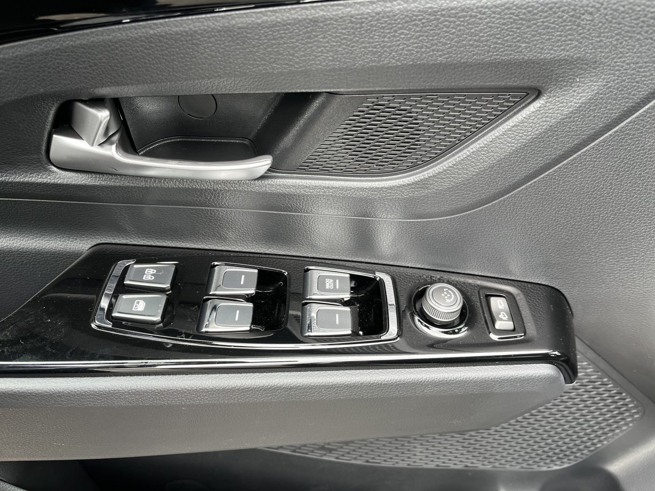 Korando 1.5Turbo Style+ AT Latte/černý 471