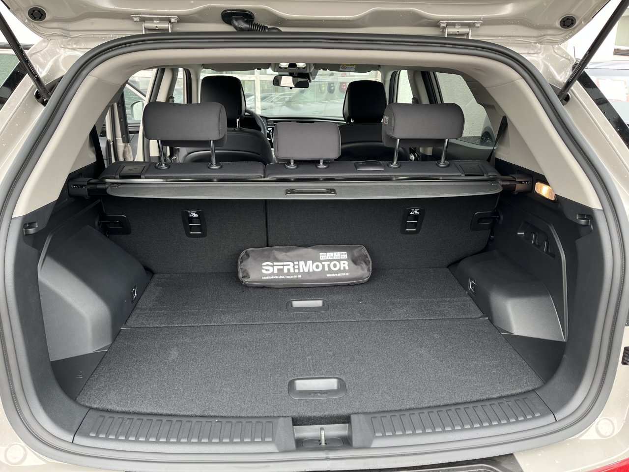 Korando 1.5Turbo Style+ AT Latte/černý 471