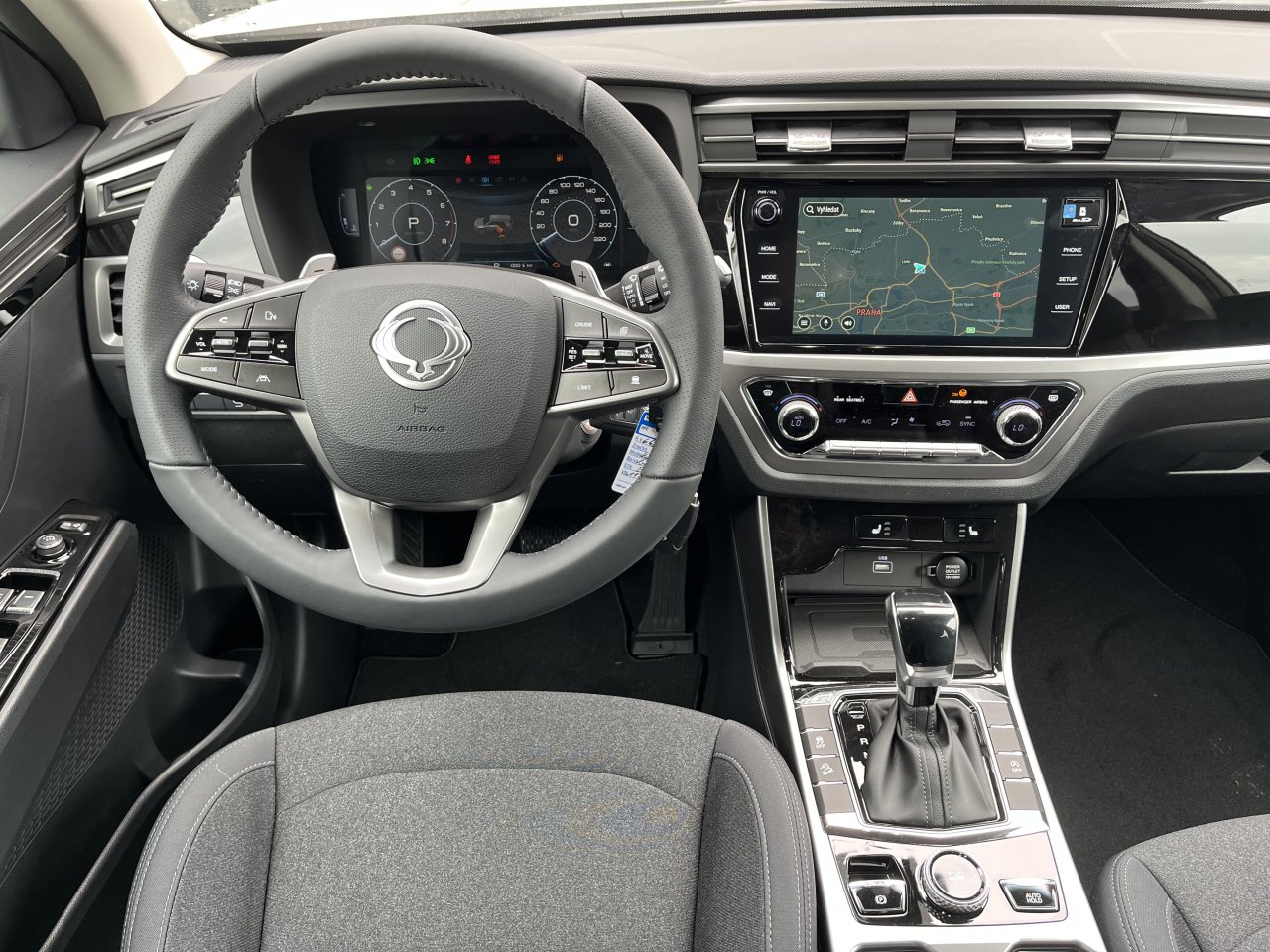 Korando 1.5Turbo Style+ AT Latte/černý 471