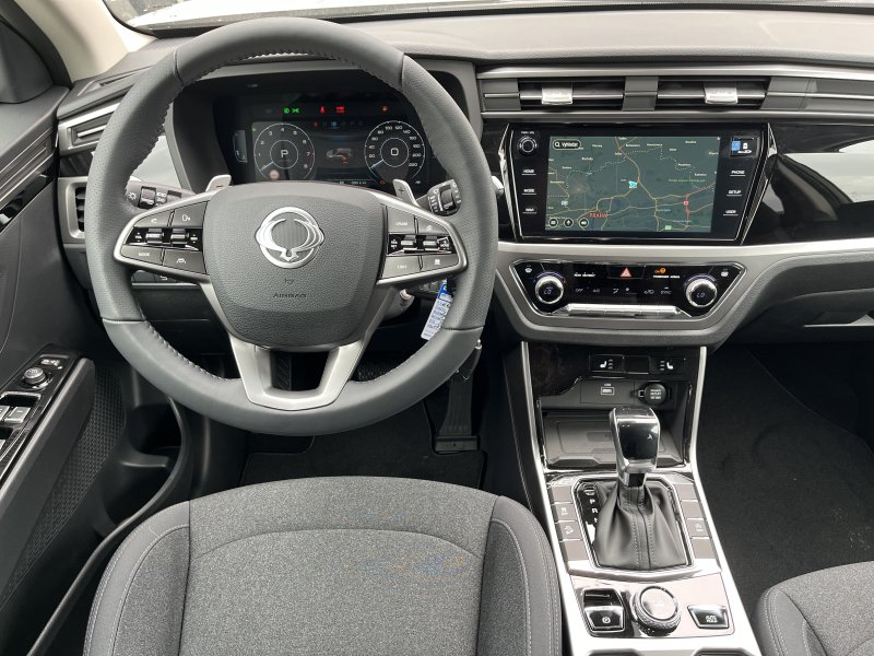 Korando 1.5Turbo Style+ AT Latte/černý 471