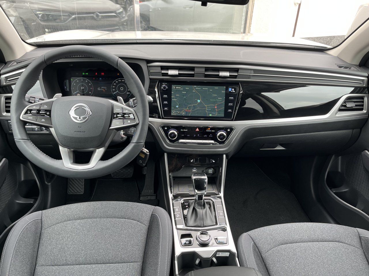 Korando 1.5Turbo Style+ AT Latte/černý 471