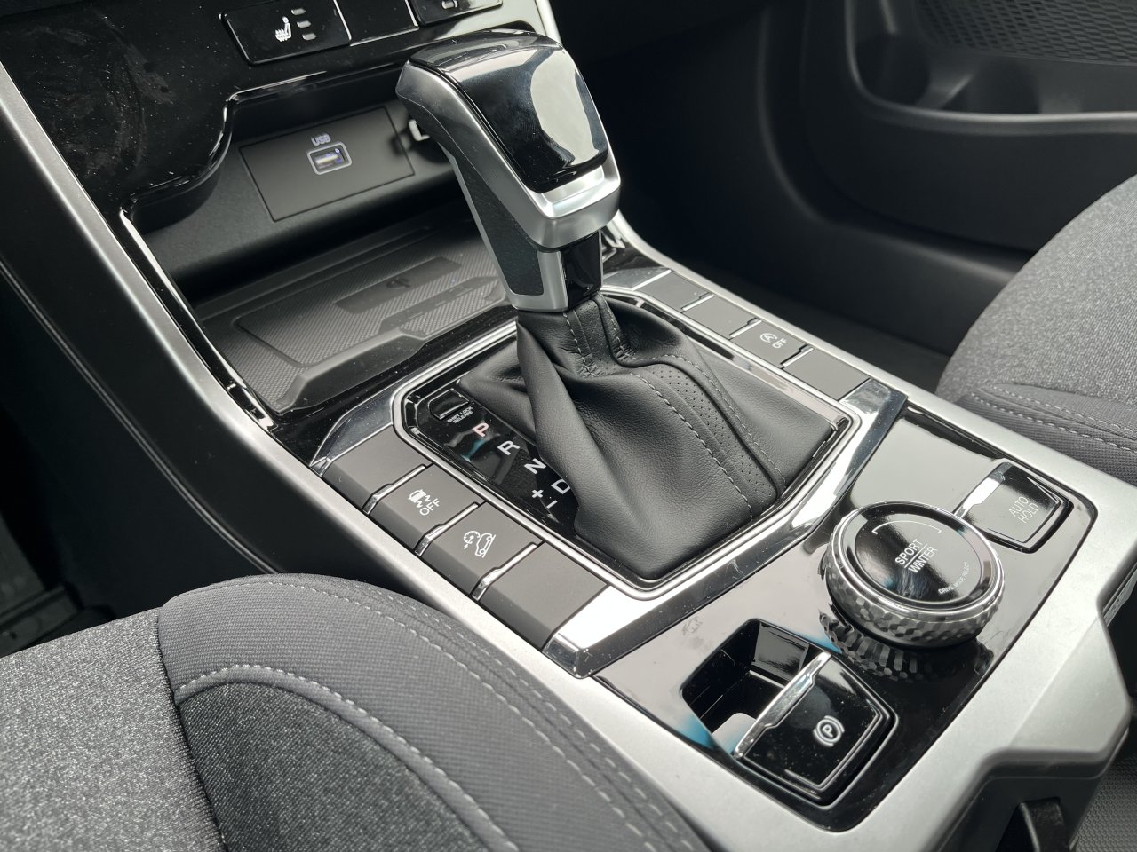 Korando 1.5Turbo Style+ AT Latte/černý 471