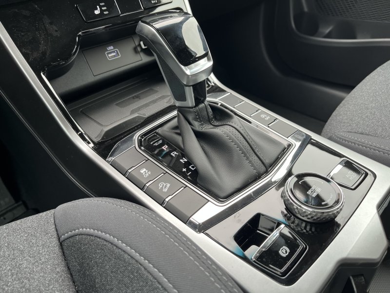 Korando 1.5Turbo Style+ AT Latte/černý 471