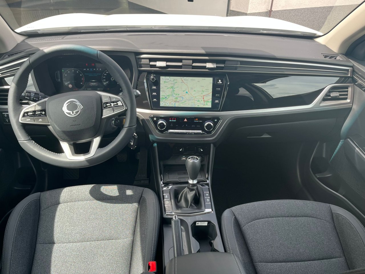 Korando 1.5Turbo Style+ MT BE Bílá/černý     481
