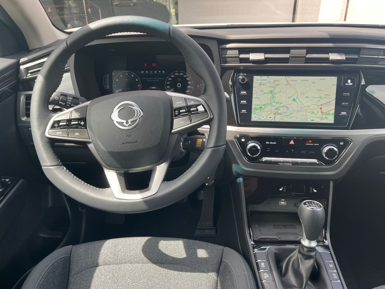 Korando 1.5Turbo Style+ MT BE Bílá/černý     481