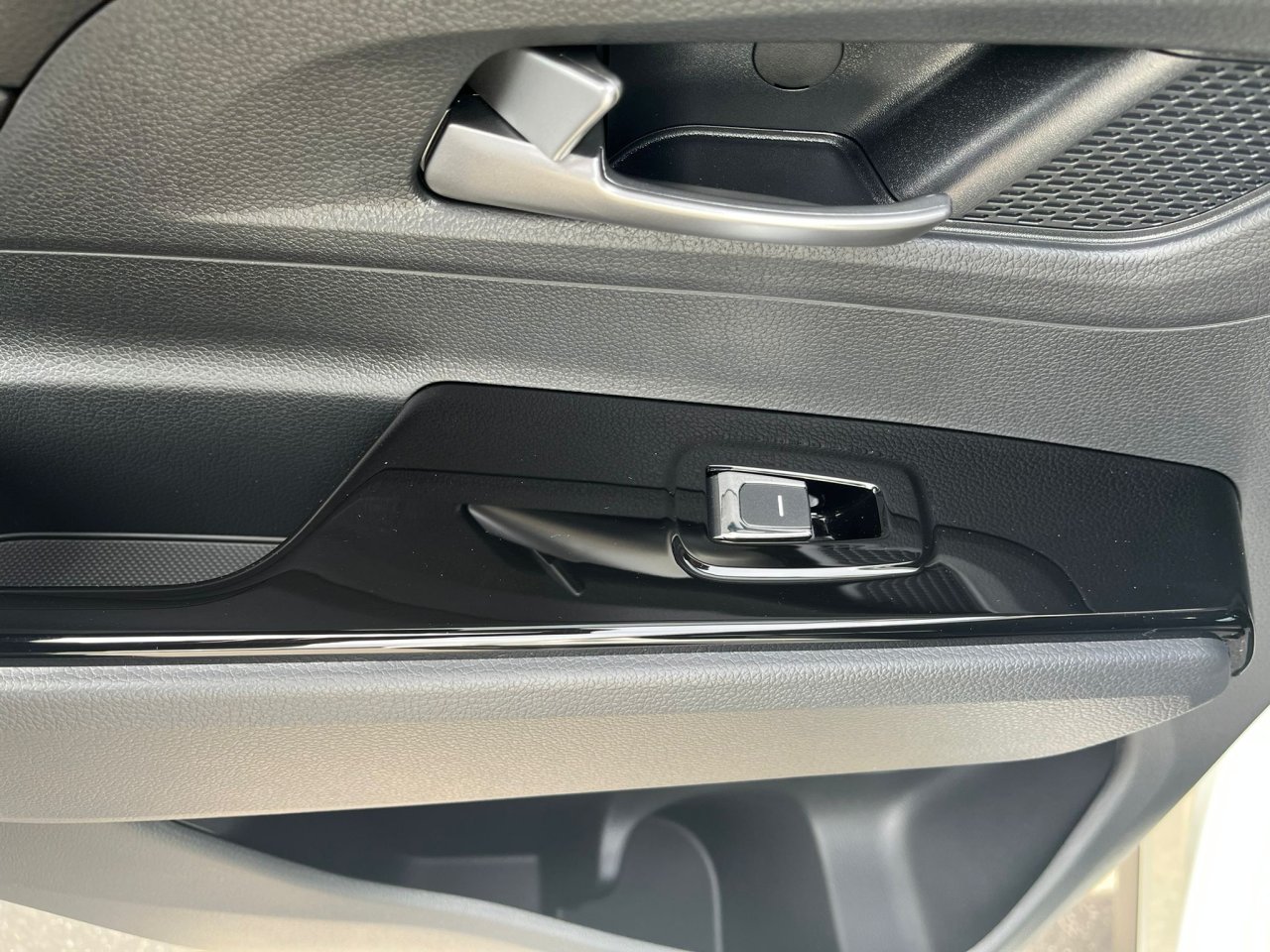 Korando 1.5Turbo Style+ MT BE Bílá/černý     481